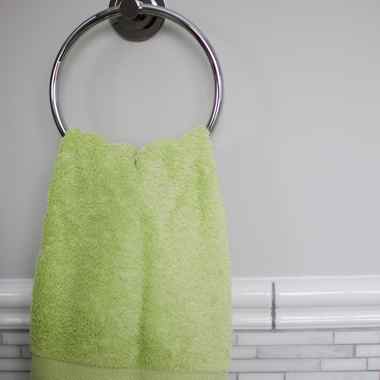 towel-bar-small-bathroom-ideas-interior-design-carrera-marble